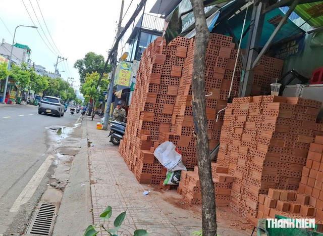 Cửa hàng vật liệu xây dựng lấn chiếm vỉa hè - Ảnh 2.