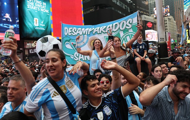 CĐV Argentina đông áp đảo khán giả Tây Ban Nha, chung kết World Cup nóng hơn ‘lửa’- Ảnh 1.