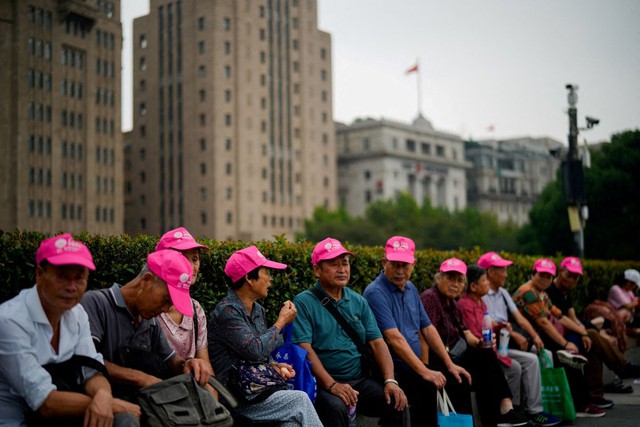 China’s state agencies are hiring retirees as the workforce rapidly ages - Ảnh 1.