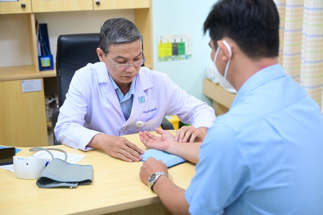 Dùng dầu gió, cao dán khi đau đầu: Người trên 50 tuổi nên đi khám lúc nào? - Ảnh 2.