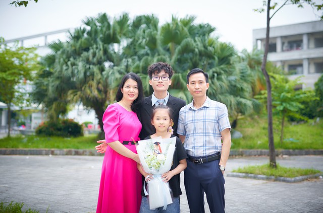 Đ&atilde; đỗ đại học mong muốn, nam sinh &acirc;m thầm thi lại th&agrave;nh thủ khoa khối D07 - Ảnh 2.