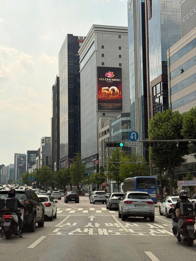 Hình ảnh 50 năm thành phố mang tên Bác nổi bật giữa trung tâm Seoul - Ảnh 3.