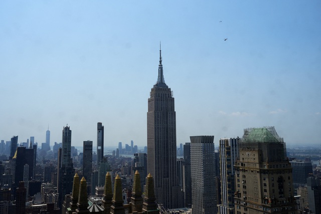 Cặp đôi cầu hôn trên đỉnh tòa nhà Empire State bị bắt - Ảnh 3.