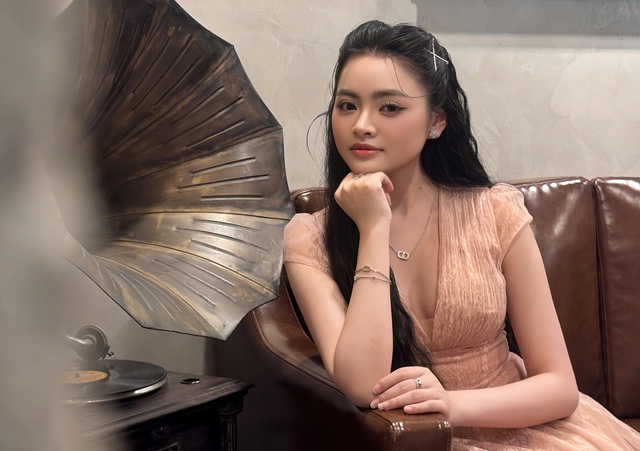 Ca sĩ Thu Hường: Tốt nghiệp thủ khoa, kiên định với dòng nhạc bolero - Ảnh 1.