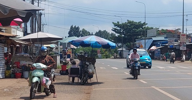 Lấn đường buôn bán gây nguy hiểm - Ảnh 1.