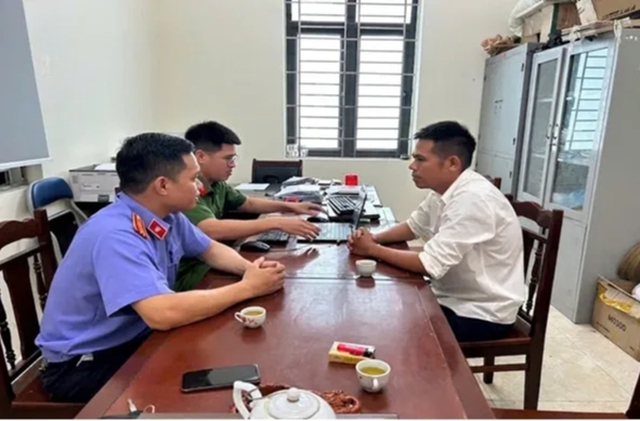 Ném rác, gà chết, trứng thối… vào nhà bố vợ cũ để khủng bố tinh thần - Ảnh 1.