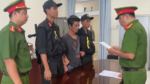 Vĩnh Long: Khởi tố 2 bị can gây rối, chống người thi hành công vụ tại mỏ cát- Ảnh 1.