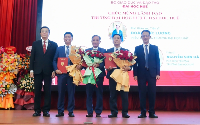 Đại học Huế bổ nhiệm lại lãnh đạo các trường đại học thành viên - Ảnh 4.