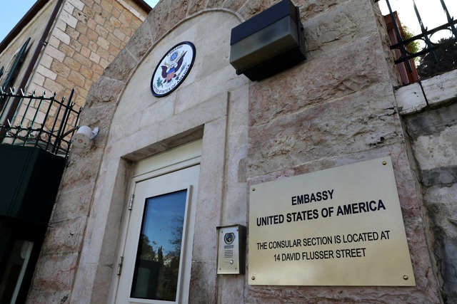 US signs agreement to build permanent embassy in Jerusalem - Ảnh 1.