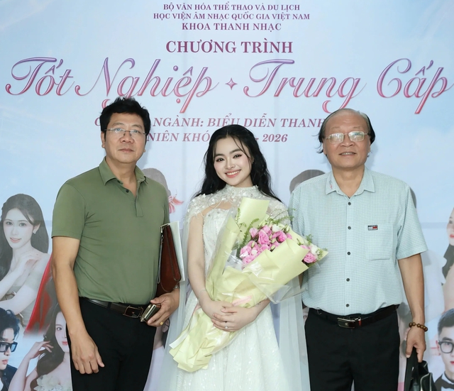 Ca sĩ Thu Hường: Tốt nghiệp thủ khoa, kiên định với dòng nhạc bolero - Ảnh 2.
