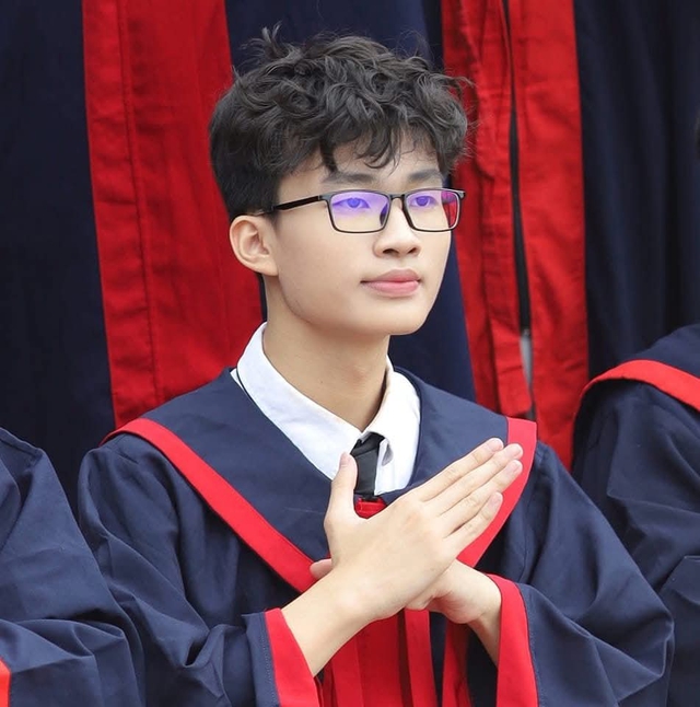 Đ&atilde; đỗ đại học mong muốn, nam sinh &acirc;m thầm thi lại th&agrave;nh thủ khoa khối D07 - Ảnh 1.