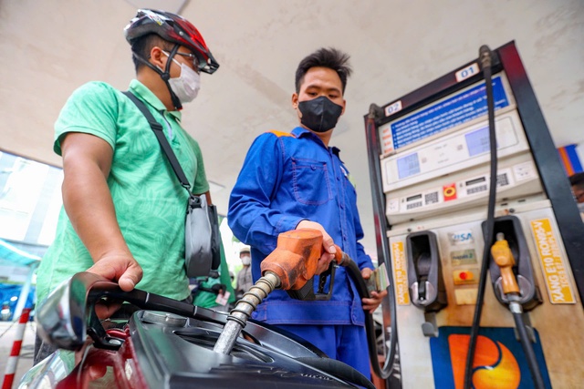 Gi&aacute; xăng dầu giảm mạnh 16 giờ h&ocirc;m nay 2.7 - Ảnh 1.