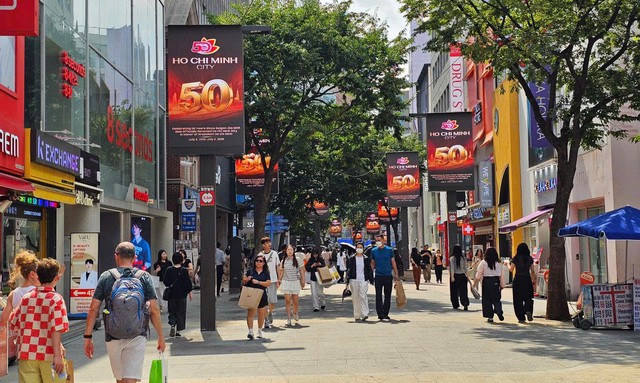 Hình ảnh 50 năm thành phố mang tên Bác nổi bật giữa trung tâm Seoul - Ảnh 2.