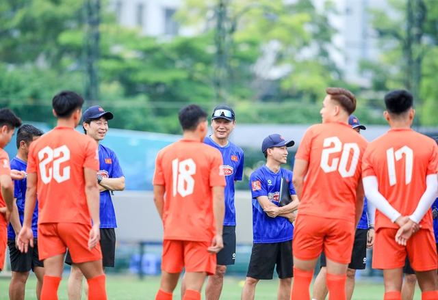 Đội tuyển Việt Nam h&aacute;o hức l&ecirc;n đường sang H&agrave;n Quốc, lộ diện 3 đối thủ khủng: &Ocirc;ng Kim sắp chốt sổ- Ảnh 6.