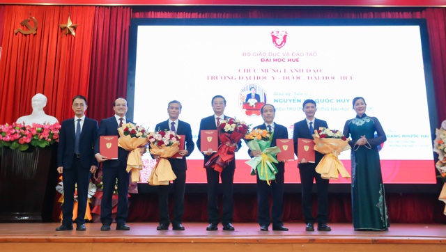 Đại học Huế bổ nhiệm lại lãnh đạo các trường đại học thành viên - Ảnh 8.