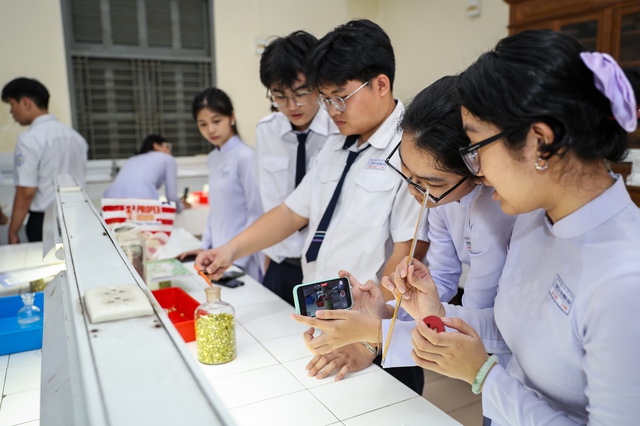 50 năm thành phố mang tên Bác: Từ trang vở thời bao cấp đến lớp học thời hội nhập - Ảnh 3.
