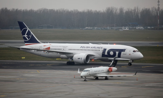 False hijack code on Warsaw-Tel Aviv flight scrambles jets in three countries - Ảnh 1.