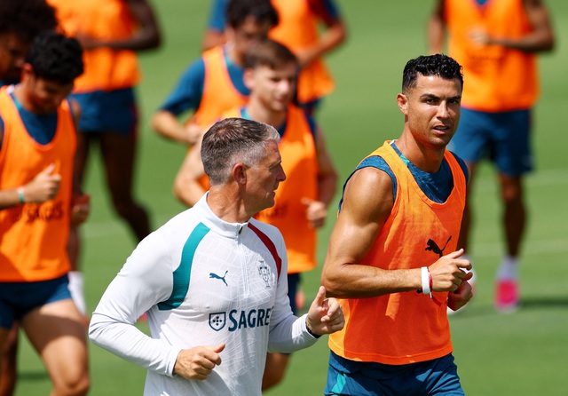 Ronaldo nguy cơ cao phải ngồi dự bị trận sống còn đấu Croatia, HLV Martinez tạo cú sốc?- Ảnh 3.