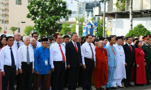 Tổng Bí thư, Chủ tịch nước Tô Lâm dâng hoa tưởng nhớ Chủ tịch Hồ Chí Minh- Ảnh 1.