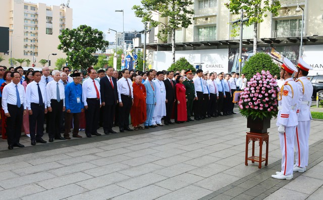 Tổng Bí thư, Chủ tịch nước Tô Lâm dâng hoa tưởng nhớ Chủ tịch Hồ Chí Minh- Ảnh 2.