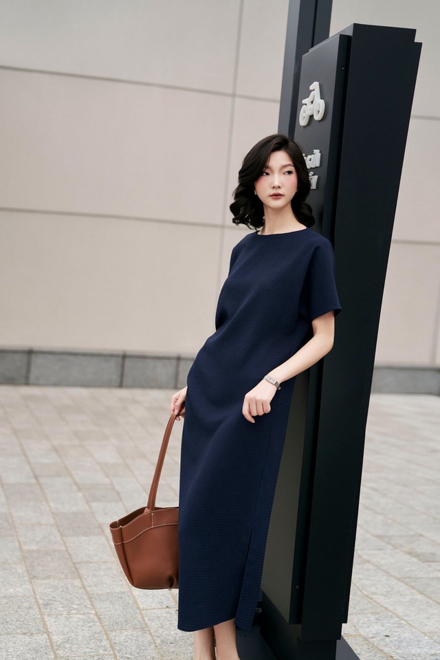 Váy suông tối giản là bạn đồng hành hoàn hảo mùa nắng- Ảnh 2.