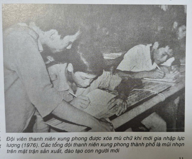 50 năm thành phố mang tên Bác: Từ trang vở thời bao cấp đến lớp học thời hội nhập - Ảnh 1.