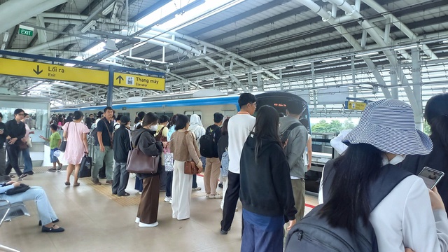 Metro miễn phí hút người trẻ đến trải nghiệm trong ngày đặc biệt - Ảnh 1.
