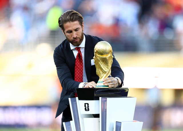 Mạng xã hội 'phát sốt' vì vẻ điển trai, lịch lãm của Sergio Ramos ở lễ trao giải World Cup- Ảnh 7.