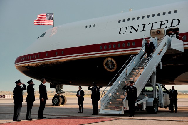 Ông Trump nói máy bay Qatar tặng sẽ được 'nâng cấp tối đa' - Ảnh 1.