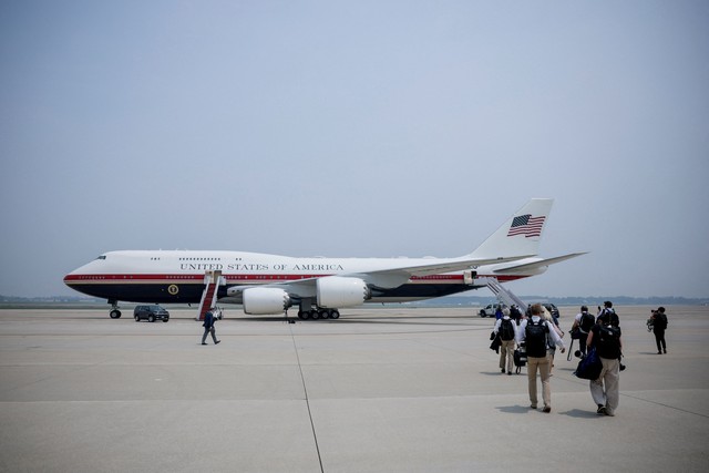 Nhà Trắng gấp rút nâng cấp an ninh cho chuyên cơ của Tổng thống Trump - Ảnh 1.