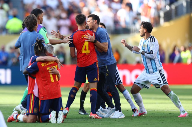 Đội tuyển Argentina bị chỉ trích không fair-play, quay lưng khi Tây Ban Nha nâng cúp vô địch World Cup- Ảnh 5.