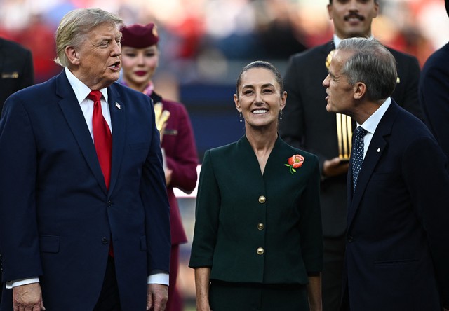 Gặp nhau tại trận chung kết World Cup, ông Trump nhắc ông Carney chuyện khói cháy rừng - Ảnh 1.
