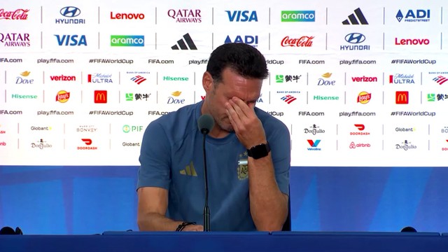 HLV Scaloni nghẹn ngào bật khóc sau chung kết World Cup: 'Messi vẫn là cầu thủ vĩ đại nhất'- Ảnh 2.