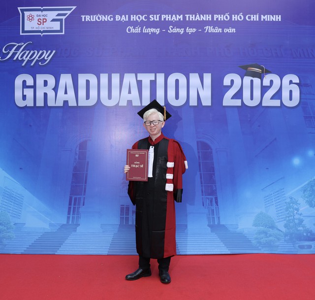 Chàng trai bạch tạng lấy bằng thạc sĩ, truyền cảm hứng học tập Chàng trai bạch tạng lấy bằng thạc sĩ, truyền cảm hứng học tập - Ảnh 1.
