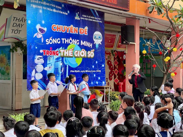 Chàng trai bạch tạng lấy bằng thạc sĩ, truyền cảm hứng học tập Chàng trai bạch tạng lấy bằng thạc sĩ, truyền cảm hứng học tập - Ảnh 2.