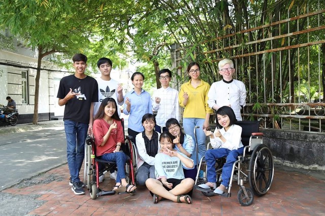 Chàng trai bạch tạng lấy bằng thạc sĩ, truyền cảm hứng học tập Chàng trai bạch tạng lấy bằng thạc sĩ, truyền cảm hứng học tập - Ảnh 3.