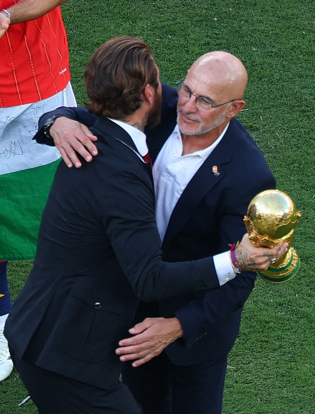 Mạng xã hội 'phát sốt' vì vẻ điển trai, lịch lãm của Sergio Ramos ở lễ trao giải World Cup- Ảnh 5.