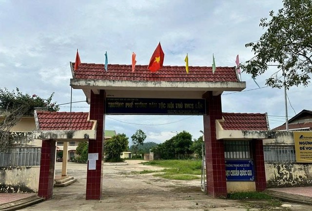 Khởi kiện nguyên hiệu trưởng chiếm dụng đất trường học suốt 15 năm - Ảnh 1.