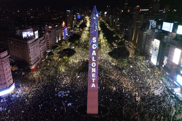 Tổng thống Argentina tuyên bố vẫn tổ chức lễ vinh danh đội tuyển, CĐV ‘nài nỉ’ Messi và HLV Scaloni ở lại- Ảnh 1.