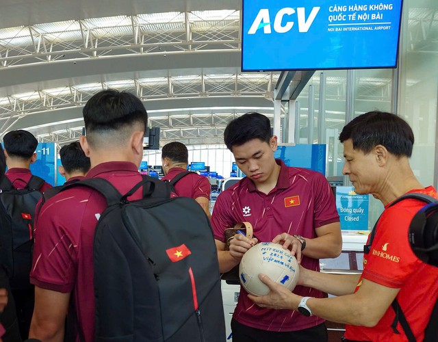 Trưởng đoàn mát tay Trần Anh Tú cùng đội tuyển Việt Nam đến Thái Lan an toàn, sẵn sàng đấu Timor Leste- Ảnh 2.