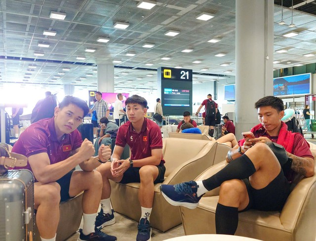 Trưởng đoàn mát tay Trần Anh Tú cùng đội tuyển Việt Nam đến Thái Lan an toàn, sẵn sàng đấu Timor Leste- Ảnh 6.
