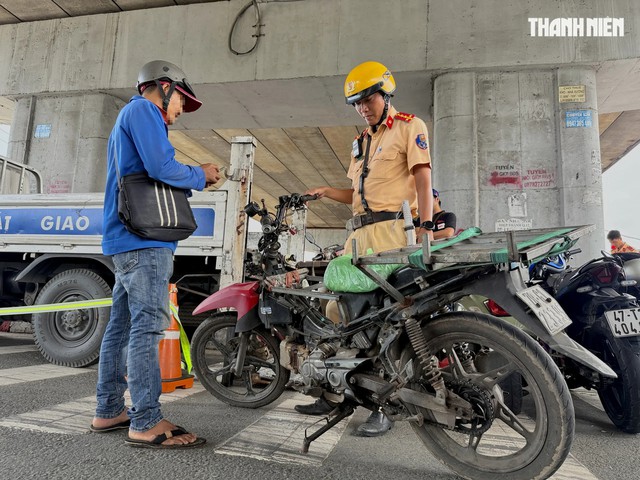 CSGT TP.HCM tổng rà soát xe tự chế, kiểm tra nơi thuê loại xe này chở hàng - Ảnh 2.