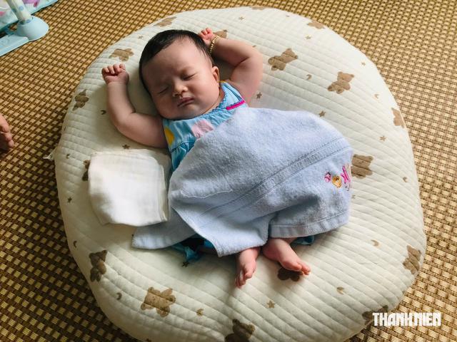 V&igrave; sao dưới gầm giường của trẻ sơ sinh lại c&oacute; dừa kh&ocirc;? - Ảnh 3.