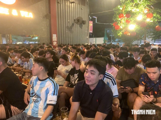 Nhiều cổ động viên tiếc nuối khi Messi không thể nâng cúp World Cup - Ảnh 1.