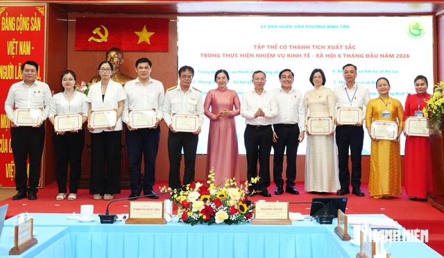 Phường Bình Tân thưởng 100 triệu cho khu phố mời hết người dân khám sức khỏe - Ảnh 2.