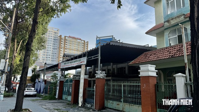 TP.HCM giao trụ sở cũ bỏ trống làm điểm trạm y tế, tiếp nhận hàng cứu trợ - Ảnh 2.