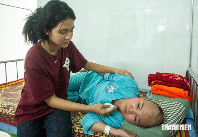 Mẹ lâm trọng bệnh, 2 con có nguy cơ nghỉ học- Ảnh 1.