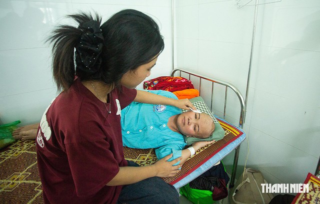 Mẹ lâm trọng bệnh, 2 con có nguy cơ nghỉ học- Ảnh 2.