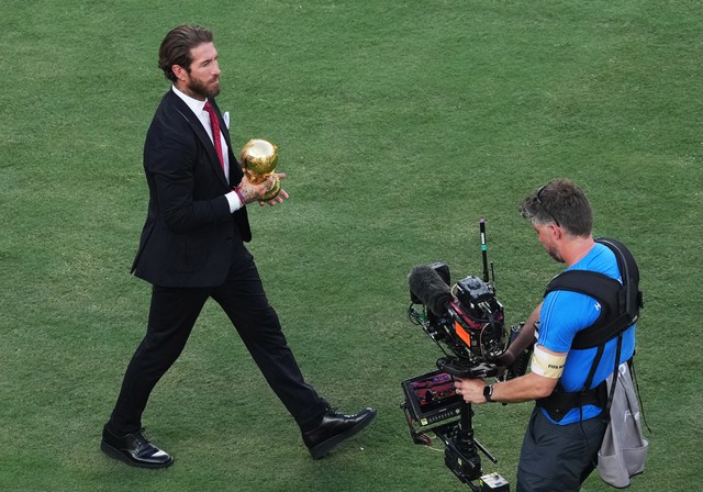 Mạng xã hội 'phát sốt' vì vẻ điển trai, lịch lãm của Sergio Ramos ở lễ trao giải World Cup- Ảnh 2.