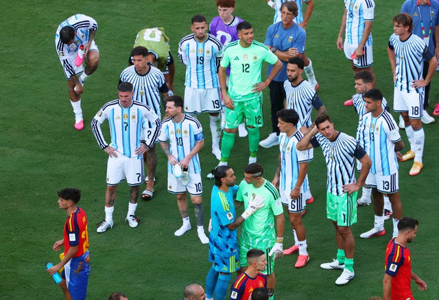Tổng thống Argentina tuyên bố vẫn tổ chức lễ vinh danh đội tuyển, CĐV ‘nài nỉ’ Messi và HLV Scaloni ở lại- Ảnh 2.